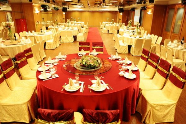 请问婚宴餐厅要如何试菜~~?价格怎么算.